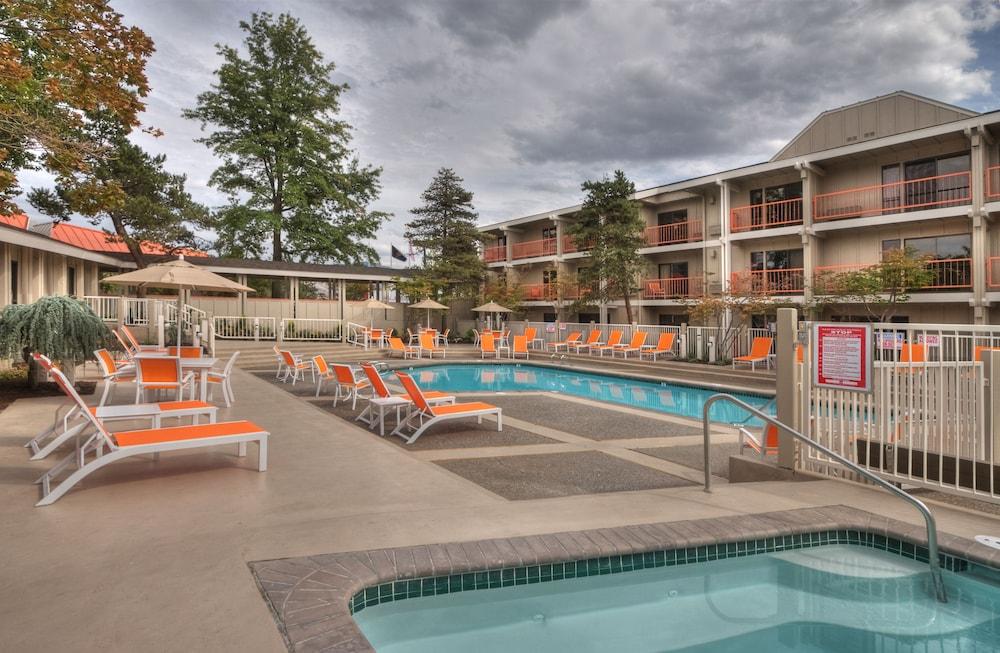 Ashland Hills Hotel & Suites Luaran gambar